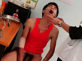 یک دانشجوی جوان پزشکی در طی معاینه روتین مقعدی با یک بیمار برخورد می کند. گرما بالا می رود و بدن یکدیگر را کشف می کنند و ارتباط پرشور را ایجاد می کنند.