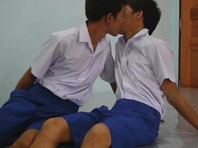 Una ardiente fiesta sexual de colegial se desarrolla mientras un jovencito asiático chupa ansiosamente y monta a su pareja gay mayor. Su encuentro a pelo se intensifica con un giro sorprendente.