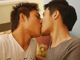 Schwüler thailändischer Twink serviert eine heiße Wurst, fachmännisch lutschend und deepthroating, bevor er sein enges Loch in einer rohen, leidenschaftlichen Begegnung gefüllt bekommt. Dieses Thai gay Boys Video ist ein Fest für die Sinne.