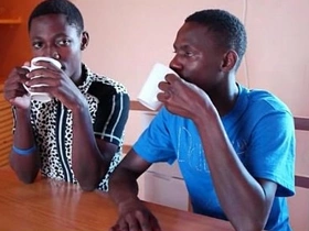 Twinks africanos negros se envolvem em uma sessão fumegante de rimming e Boquetes, culminando em uma festa de mijo Selvagem. Este encontro cru e intenso mostra a beleza do sexo gay desinibido.