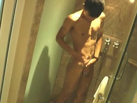 Ein junger asiatischer Junge wäscht seinen schlanken Körper unter der Dusche, ohne zu wissen, dass der dunkelhäutige Eindringling ihn beobachtet. Der Eindringling, ein muskulöser schwuler Mann, gesellt sich zu ihm, was zu einer heißen Begegnung führt.