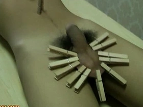 Azjatycki chłopak, związany i zakneblowany, znosi ostrą sesję BDSM. Mistrz dręczy go prądami elektrycznymi, zapalając intensywną przyjemność i ból. Ten klip jest surową, intensywną eksploracją uległości i cierpienia azjatyckiego niewolnika.