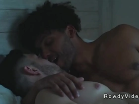 Współlokatorzy odkrywają swoją dziką stronę z parnym międzyrasowym gejem. Czarny byczek dominuje z surowym analem, intensywnym wbijaniem i kulminacyjnym wytryskiem. Klasyczny rowdyvideos, prezentujący gorący seks gejowski w całej okazałości.